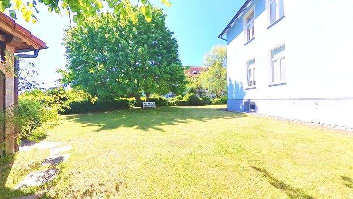 Blick in den weitläufigen Garten