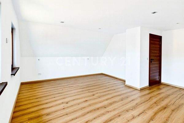 Helles Kinder- oder Jugendzimmer mit großem Fenster