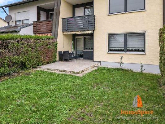 Blick vom Garten auf die Terrasse