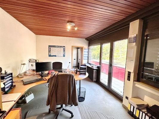 Wohnzimmer mit Balkon OG