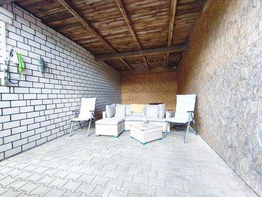 überdachte Sitzecke im Freien