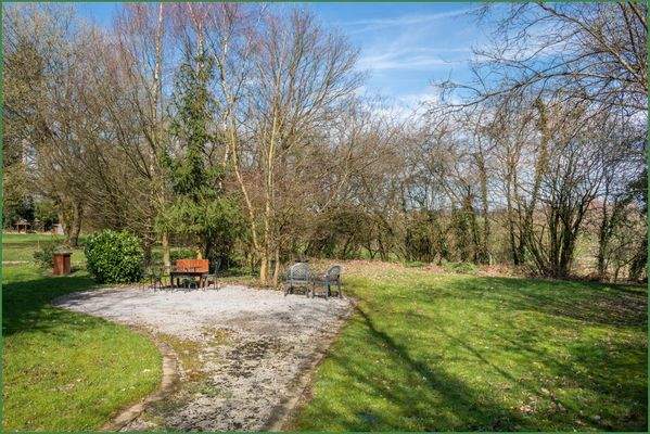 Sonniger Platz im großen Garten