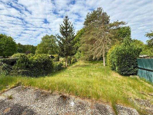 Blick von der Terrasse in den Garten