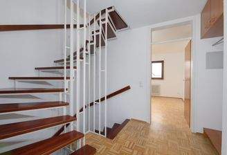 Treppenhaus und Garderobe EG