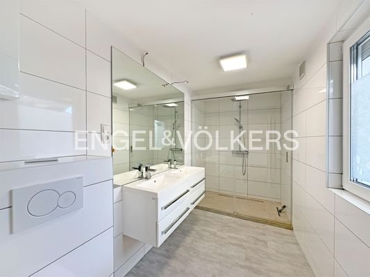 Tageslichtbad mit begehbarer Dusche im 1. OG