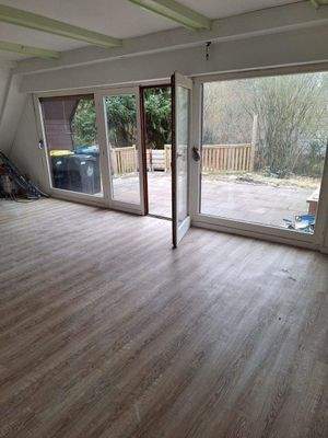 Wohnzimmer mit Blick auf die Terrasse.jpg