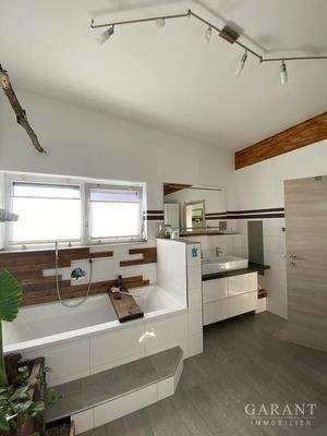 Badezimmer mit Blick auf Wanne und Waschbecken