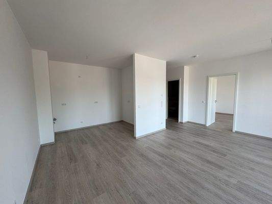 Wohnzimmer mit offener Küche