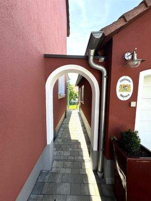 Durchgang zum Garten und Whg UG