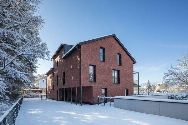 Seitliche Zufahrtsansicht 