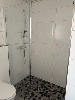 Badezimmer mit Dusche