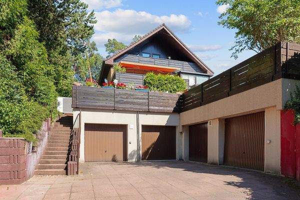 Außenansicht mit Garagen und Zugang zum Haus