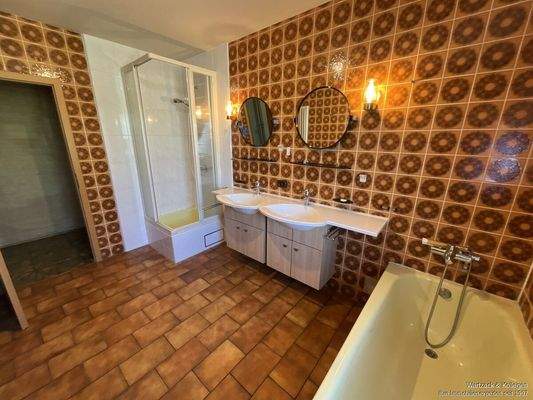 ...Dusche sowie Doppelwaschbecken