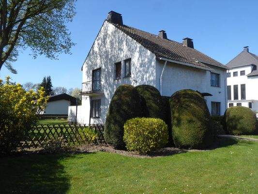 Seitlicher Blick von links auf das Haus 