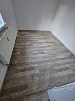 Leeres Zimmer mit Holzboden