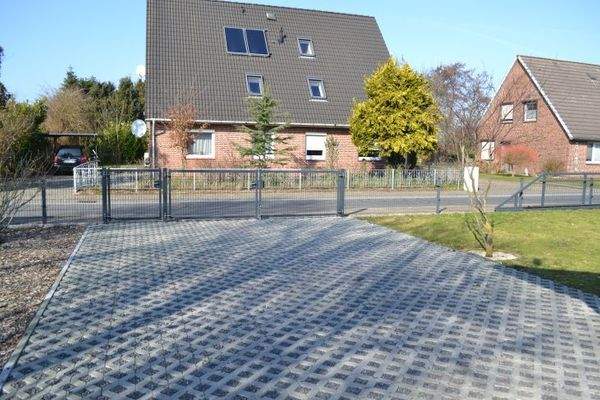 extrabreite Zufahrt zum Wohnmobil-Carport