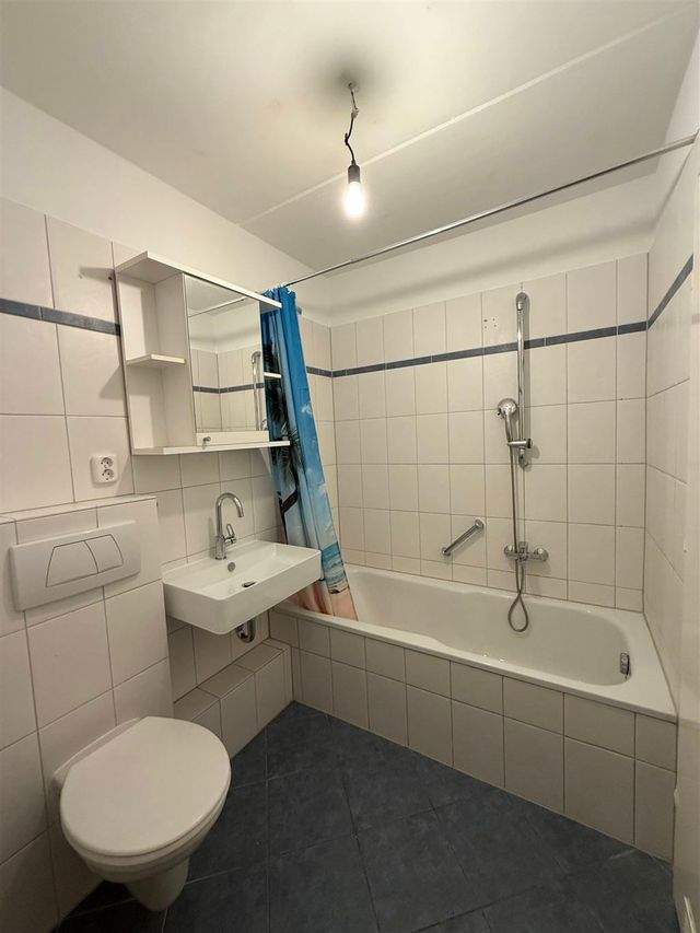 Renovierte 4-Raum-Whg. mit Essdiele, Balkon, Gäste-WC, Abstellraum, Stellplatz uvm. // Kronshagen - Photo 4