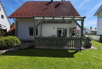 Garten mit Terrasse vor dem Wohnzimmer