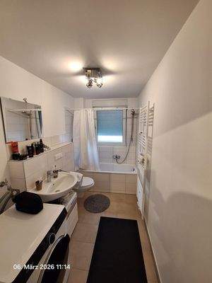 Tageslichtbad mit Badewanne und WC.jpg