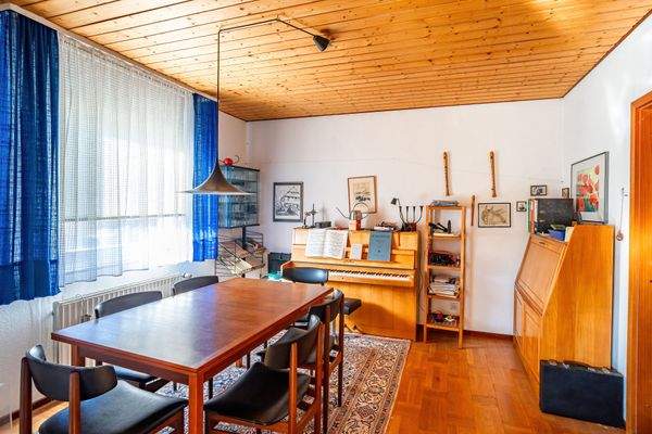 Das angrenzende Esszimmer ist ebenfalls mit Parkett ausgestattet.