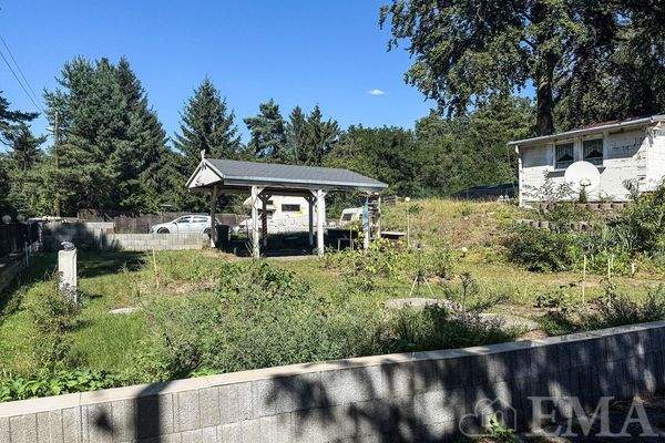 Grundstück mit Carport