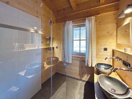 Badezimmer mit Dusche und Doppelwasschtisch