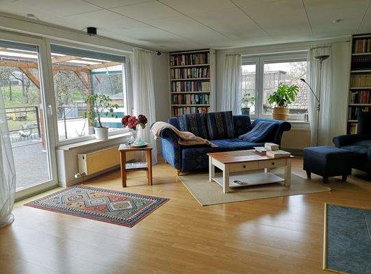 Großer Wohnraum mit Terrassenzugang