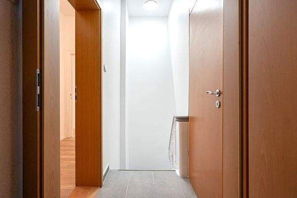 Trepenhaus mit Blick zur Wohnung 2