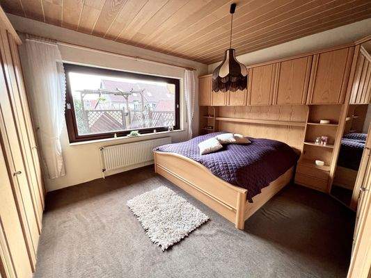 Geräumiges Schlafzimmer im Erdgeschoss