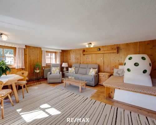 gemütlicher Kachelofen sorgt für behagliche Wärme