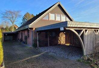 Frontansicht mit Doppelcarport