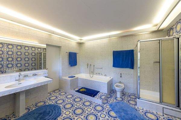 Zahlreiche Bäder mit italienischen Fliesen