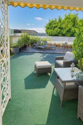 Große Terrasse mit Sitzecke