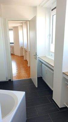 Blick Hauptbad ins Schlafzimme