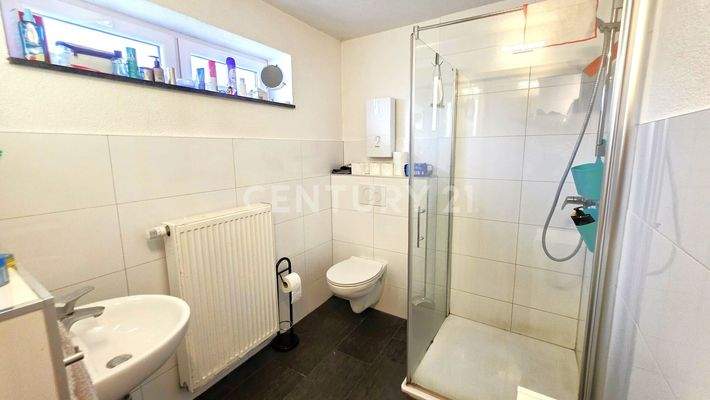 Modernes neuwertiges Badezimmer mit Dusche im EG