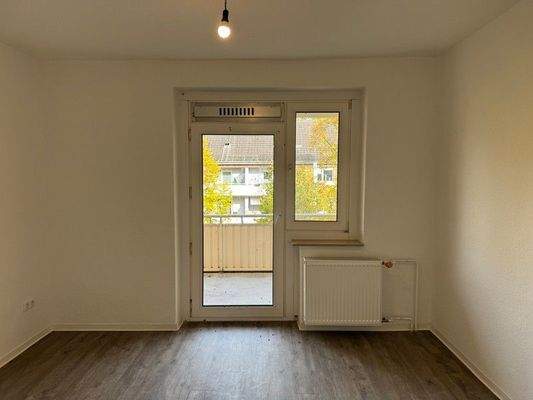 1 Schlafzimmer mit Balkonzugang