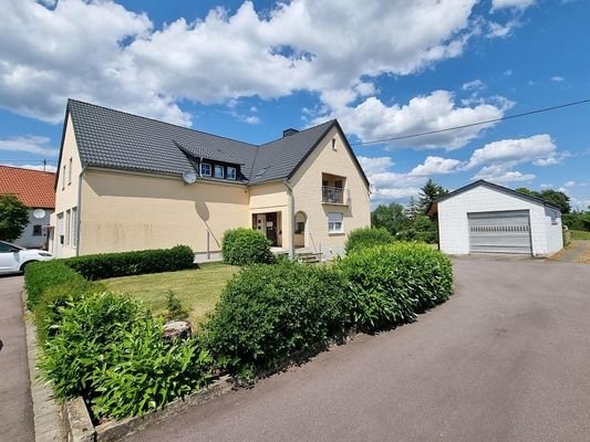 Seitenansicht Haus mit Garage
