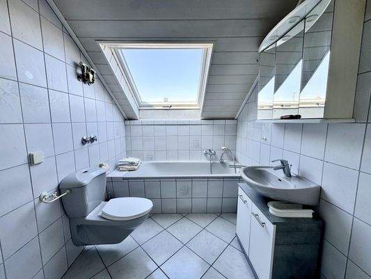 Dusch- Wannenbad im DG