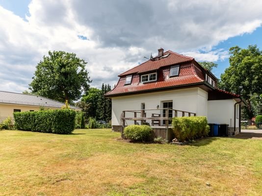 R18_ Blick zum Haus auf die Terrasse.jpg