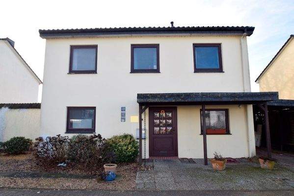 Frontansicht, überdachter Hauseingang