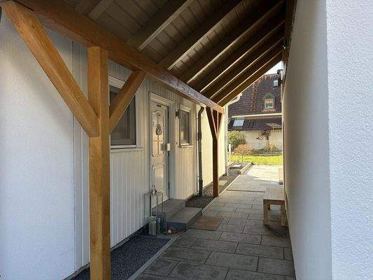 Haus-Außenansicht-Windfang