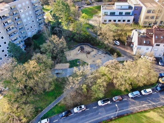 Spielplatz direkt gegenüber