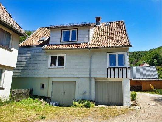 Südfassade mit Pkw-Garage und Kellereingang