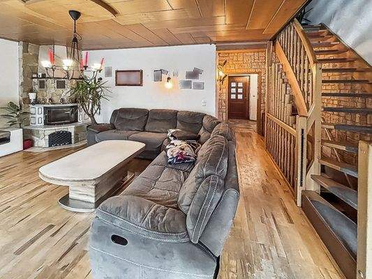 Wohnzimmer mit Treppe