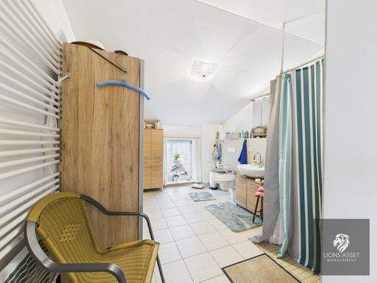 Geräumiges Badezimmer