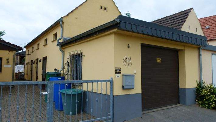 Seitengebäude mit Garage