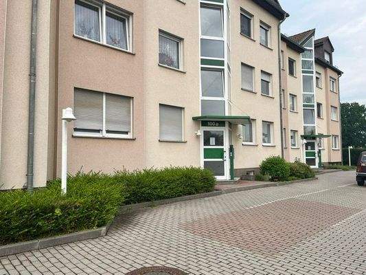 Hauseingang - Gästeparkplätze vor dem Haus