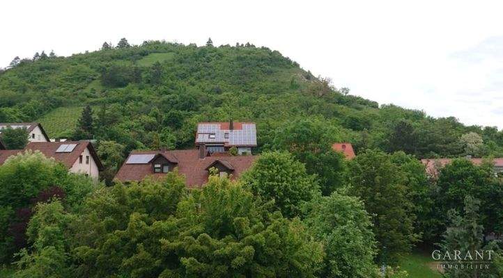 Hausansicht mit Hanggrundstück