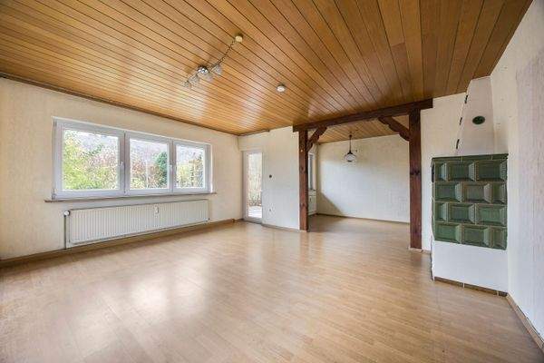 Lichtdurchfluteter Wohn- und Essbereich mit breite