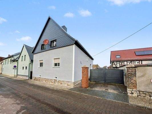 Ansicht mit Einfahrt